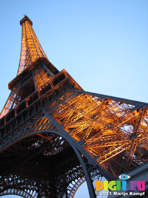 SX18664 Lit up Eiffel tower at dusk